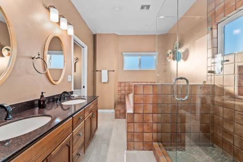 uma casa de banho com 2 lavatórios e um chuveiro em Ainsworth Oasis: The Family retreat starts here em San Diego