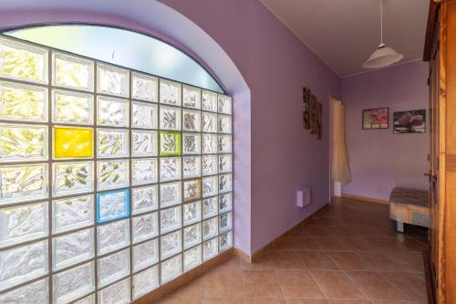 un pasillo con una pared de ventanas con mampara de cristal en Il Tremolar Della Marina, en Casalbordino