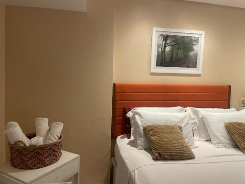 una camera con due letti e un cesto di asciugamani di Flat encantador no Atlantic Towers a Salvador