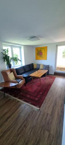 uma sala de estar com um sofá e uma mesa de centro em Villa Kunterbunt em Kumberg