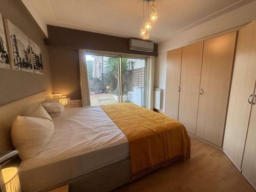 une chambre avec un grand lit et une fenêtre dans l'établissement Charmant T2 avec terrasse, climatisé, centre-ville Antibes, proche mer et commerces - FR-1-252-177, à Antibes