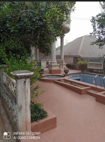 Amobia的住宿－Vincent Anene Estate, Nri，庭院中带游泳池的房子