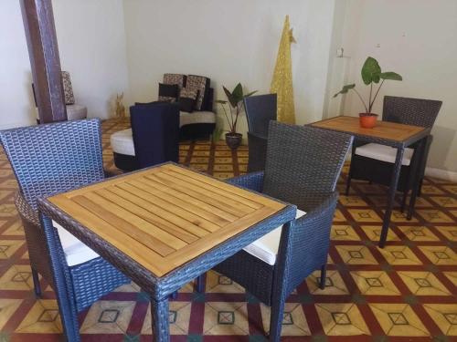 una camera con tavolo, sedie e divano di hotel Suyay Lodge Tarapoto a Tarapoto