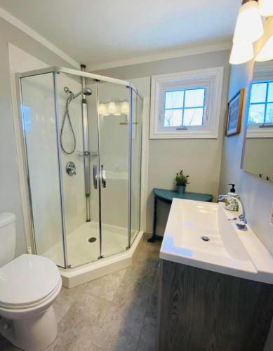 Bilik mandi di Picton Retreat Downtown - Serene, Stylish & Great Amenities