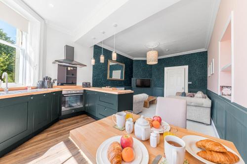 una cucina con tavolo e pane e frutta di Ashbrooke Apartment Keswick a Keswick