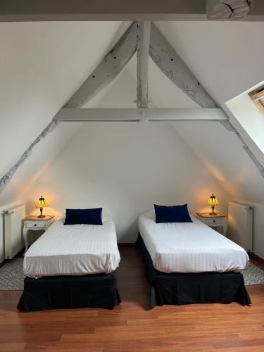 Postel nebo postele na pokoji v ubytování Manoir 1685 Saint Malo