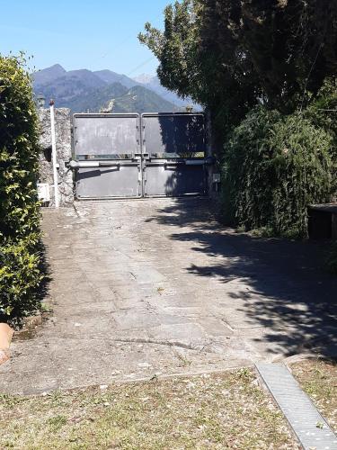a gate in the side of a road with a bench at Belvedere 10 in Pietrasanta