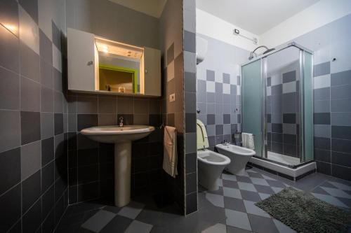 a bathroom with a sink and a toilet and a mirror at Confortevole appartamento per due con servizi inclusi in Agropoli