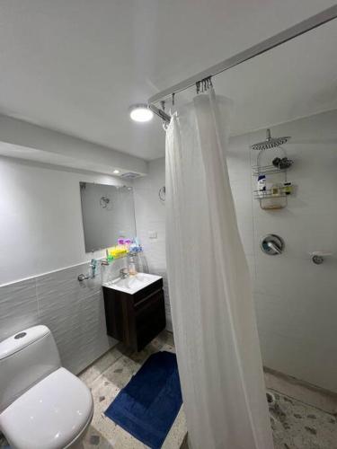 e bagno con doccia, servizi igienici e lavandino. di Apartamento - Luz House a Bogotá