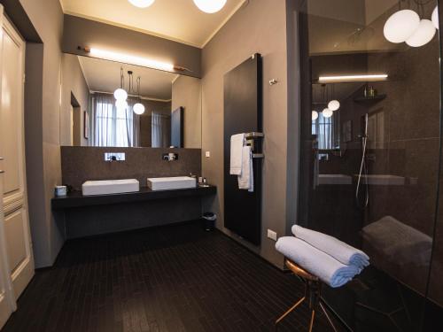 a bathroom with two sinks and a large mirror at Palazzo Gozzi Bed & Beauty in Parma