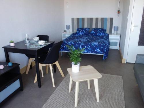 une chambre avec un lit et une table et une salle à manger dans l'établissement Appartement VUE MER avec balcon, WIFI et parking à Trégastel - FR-1-368-356, à Trégastel