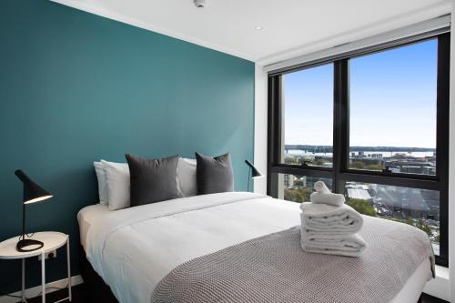 Una cama o camas en una habitación de Skyline Serenade Apt with SkyCity View and Parking