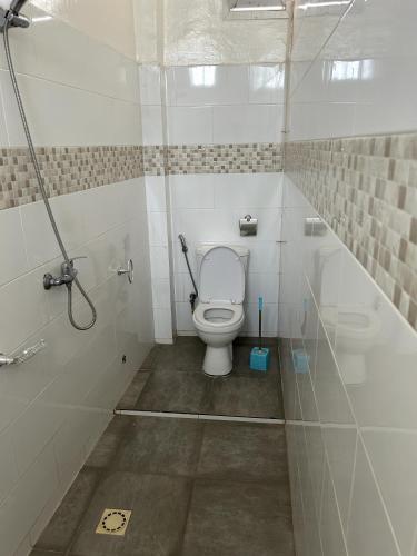 Et badeværelse på Chambre spacieuse avec balcon - salle de bain extérieure privée & breakfast