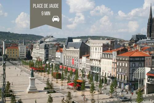 uma vista para uma cidade com edifícios e uma rua em Le Guichard - Wifi - Parking - Terrasse em Clermont-Ferrand