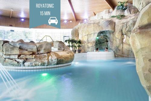 uma grande piscina com escorrega aquático em Le Guichard - Wifi - Parking - Terrasse em Clermont-Ferrand