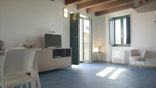 un soggiorno con TV e sedia di Il Palazzetto a San Mauro Cilento