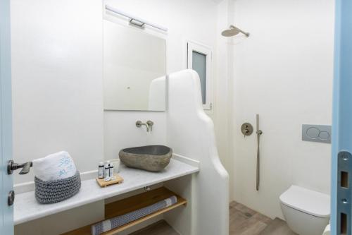 Un baño de Alsea Seafront Apartments in Agia Pelagia Kythera
