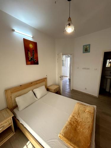 Ένα ή περισσότερα κρεβάτια σε δωμάτιο στο Chambre tout confort climatisée - SDB intérieure privée & Cuisine équipée & Breakfast