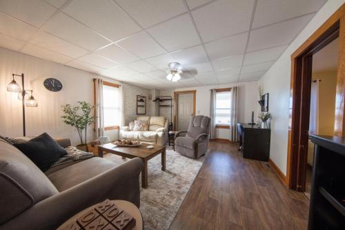 a living room with a couch and a table at Wayfarer Inn in Dalton