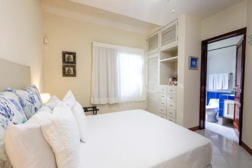 Letto o letti in una camera di Magnifica Villa Palmeras luxurious 4 Br 6 Bds 4 Ba private pool lagoon front super fast Wifi