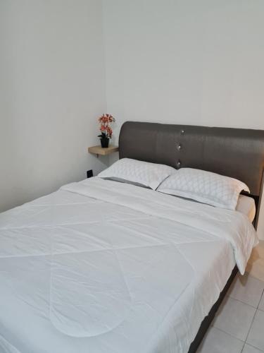 Un pat sau paturi într-o cameră la The Bunga & The Daun Housestay