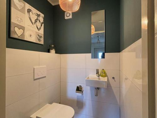 een badkamer met een toilet en een wastafel bij Beachvilla Grachtenkom in Makkum