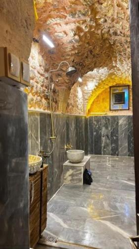 karagül otel في سانليورفا: حمام فيه مغسلة ومرحاض