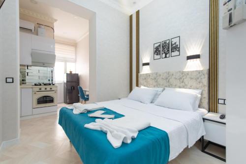 sypialnia z dużym łóżkiem i ręcznikami na nim w obiekcie Apartment in Old Tbilisi w mieście Tbilisi City