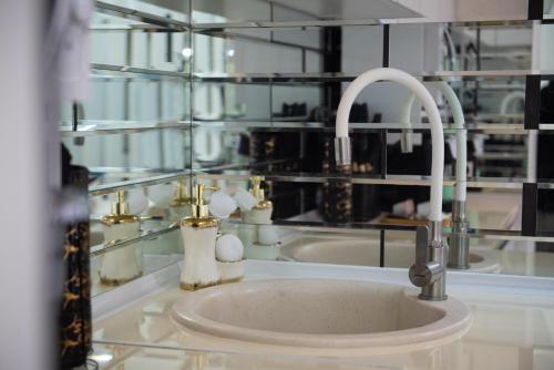 łazienka z umywalką z kranem w obiekcie Apartment in Old Tbilisi w mieście Tbilisi City