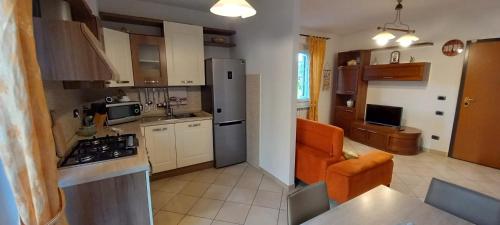 uma cozinha com um frigorífico e um fogão em Marien House em La Spezia