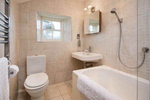 y baño con aseo, lavabo y ducha. en Garden Cottage, Teviot Bank, en Denholm