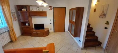um quarto com uma escada e uma sala de estar em Marien House em La Spezia