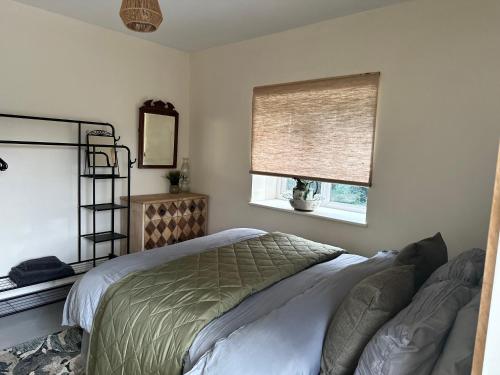 un dormitorio con una cama y una ventana en Green Pasture, en Much Birch