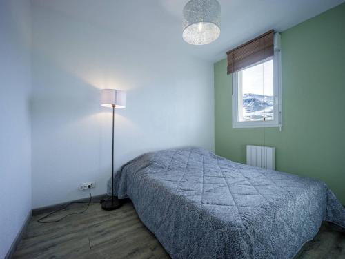 En eller flere senge i et værelse på Appartement Peyragudes, 2 pièces, 6 personnes - FR-1-695-4
