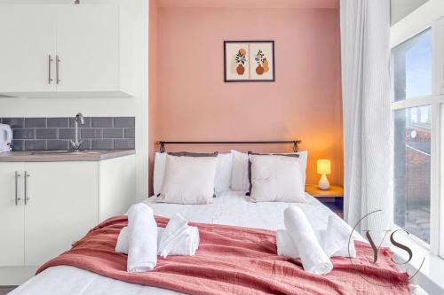 Ένα ή περισσότερα κρεβάτια σε δωμάτιο στο Gorgeous Studio A - Wi-Fi Alton Towers Netflix