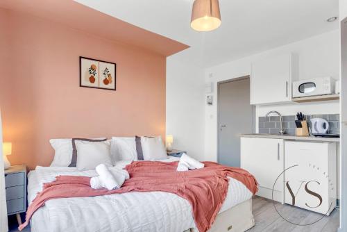 1 dormitorio con 1 cama grande con manta roja en Gorgeous Studio C - Wi-Fi Alton Towers Netflix en Stoke on Trent