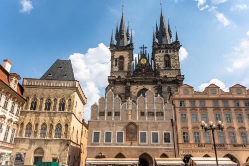 プラハにあるWishlist Prague Residences - Old Town Dlouhaの二重塔のある古い建物