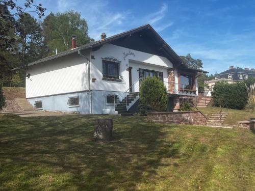 une maison blanche avec un toit noir dans l'établissement Mon rêve, à Hazelbourg