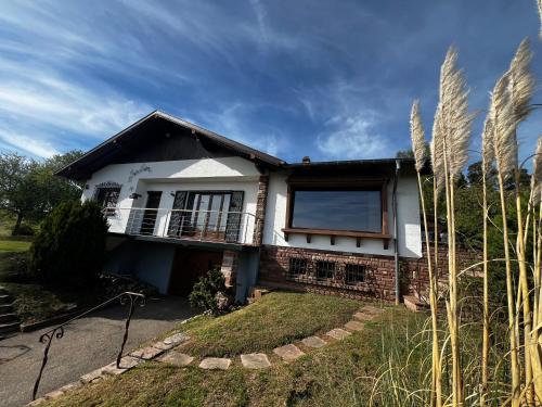 une maison blanche avec une terrasse couverte et une cour dans l'établissement Mon rêve, à Hazelbourg