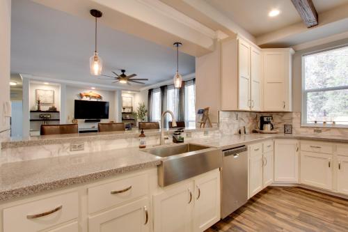 The Hub La Pine Vacation Rental - Dog Friendly!にあるキッチンまたは簡易キッチン