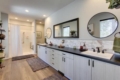 Una cocina o kitchenette en The Hub La Pine Vacation Rental - Dog Friendly!