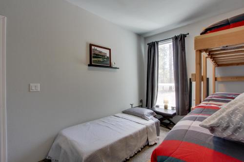 Una cama o camas en una habitación de The Hub La Pine Vacation Rental - Dog Friendly!