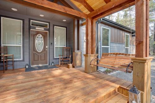 The Hub La Pine Vacation Rental - Dog Friendly!にあるバルコニーまたはテラス