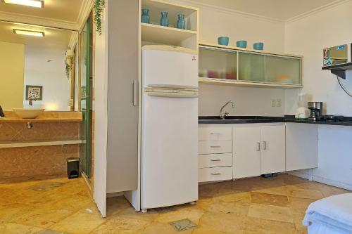 een keuken met een koelkast en een wastafel bij Apartamento #303 Beach Park Suítes por Carpediem in Aquiraz