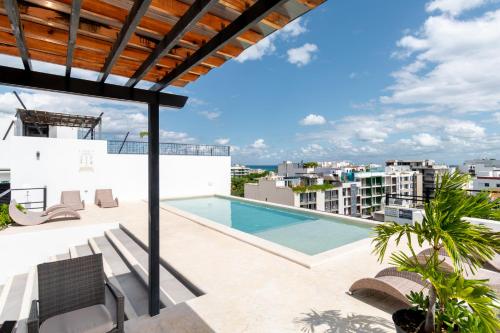 a view from the roof of a building with a swimming pool at Torre Diez by Grupo Amber in Playa del Carmen