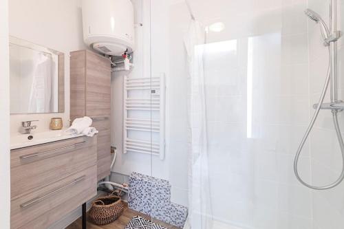 een badkamer met een douche, een toilet en een wastafel bij Le Ferry in Laval