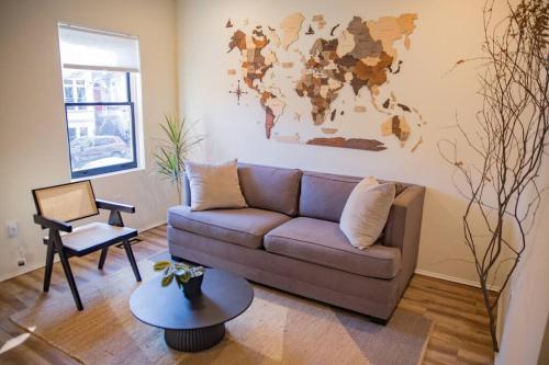 sala de estar con sofá y mapa en la pared en Entire rowhouse in Capitol Hill with free parking, en Washington
