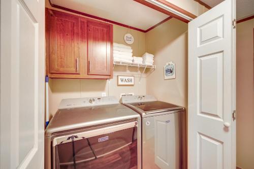 Kitchen o kitchenette sa Ranch House with Grill 5 Mi to Braunig Lake Park!