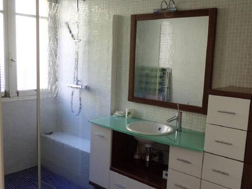 Kúpeľňa v ubytovaní Maison F3 avec parking, clim et wifi - 4 pers - FR-1-703-18