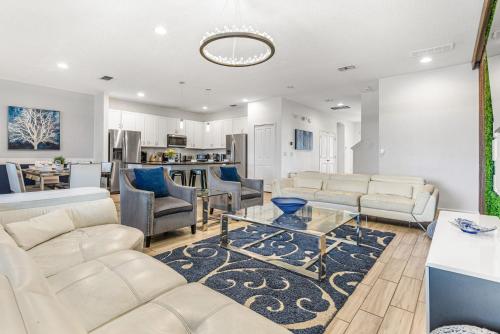 Χώρος καθιστικού στο Upstay -Spacious Home w Pool-Hot Tub-BBQ- Sleeps 27